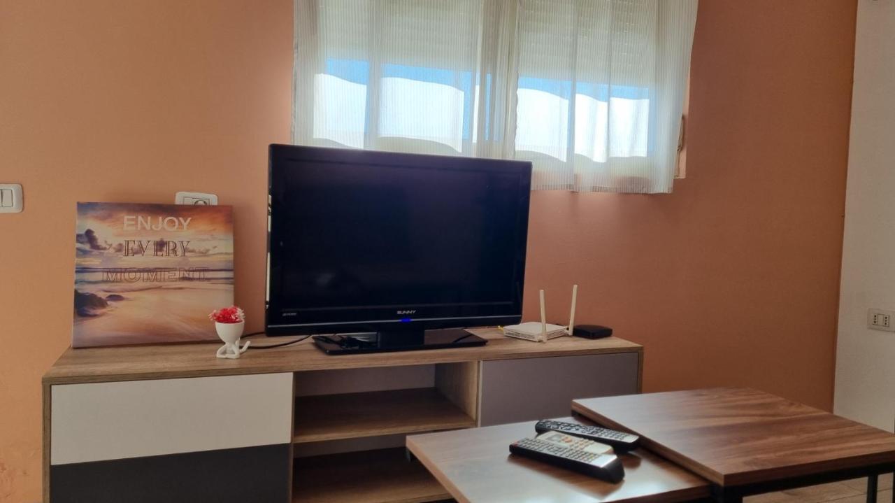 Sky Apartament. Bllok District ティラナ エクステリア 写真