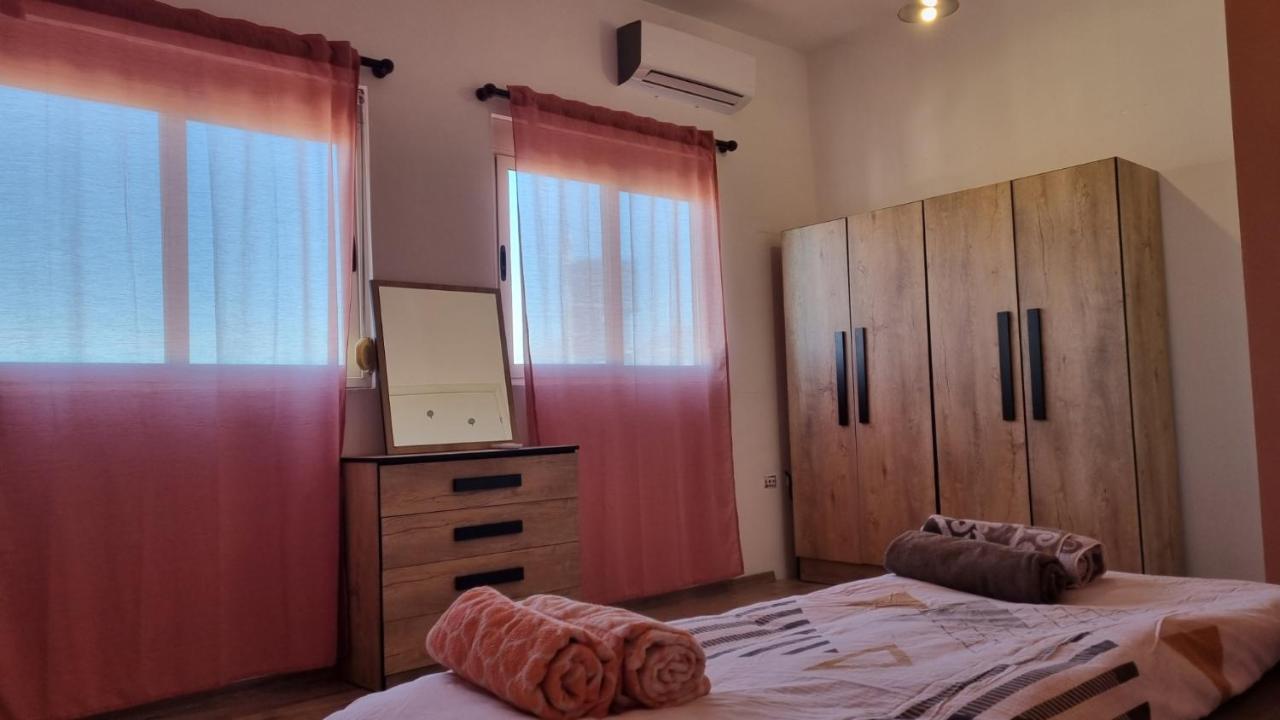 Sky Apartament. Bllok District ティラナ エクステリア 写真